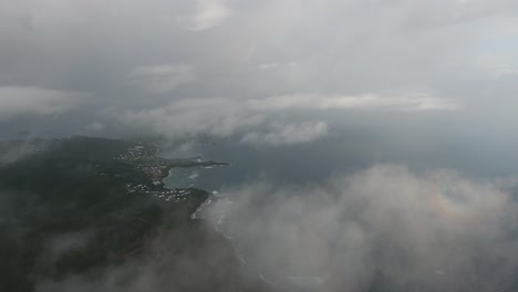 Drone-Aéreo-Disparado-Sobre-Nubes-En-Martinica.-Costa-Y-Océano